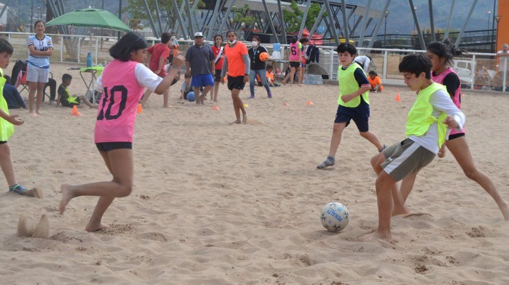 Se potencia la práctica del fútbol de playa formativo