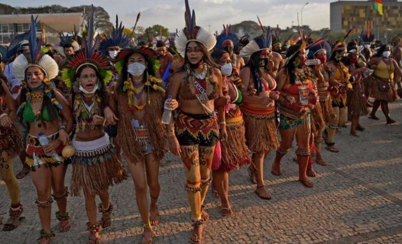 Brasil: mujeres indígenas acamparon frente a la Corte Suprema