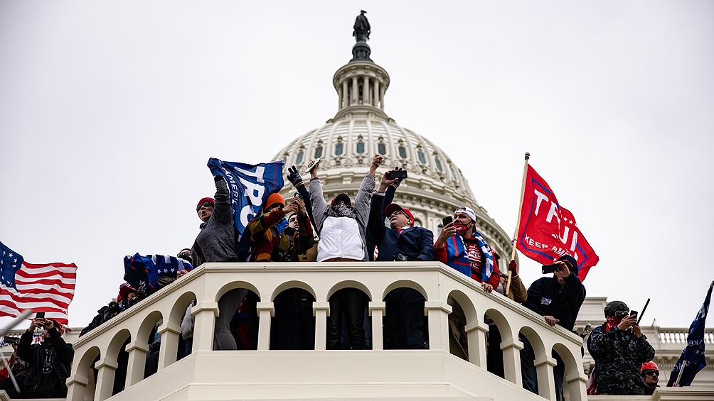 Congresistas votan declarar en desacato a exasesor de Trump por ataque al Capitolio