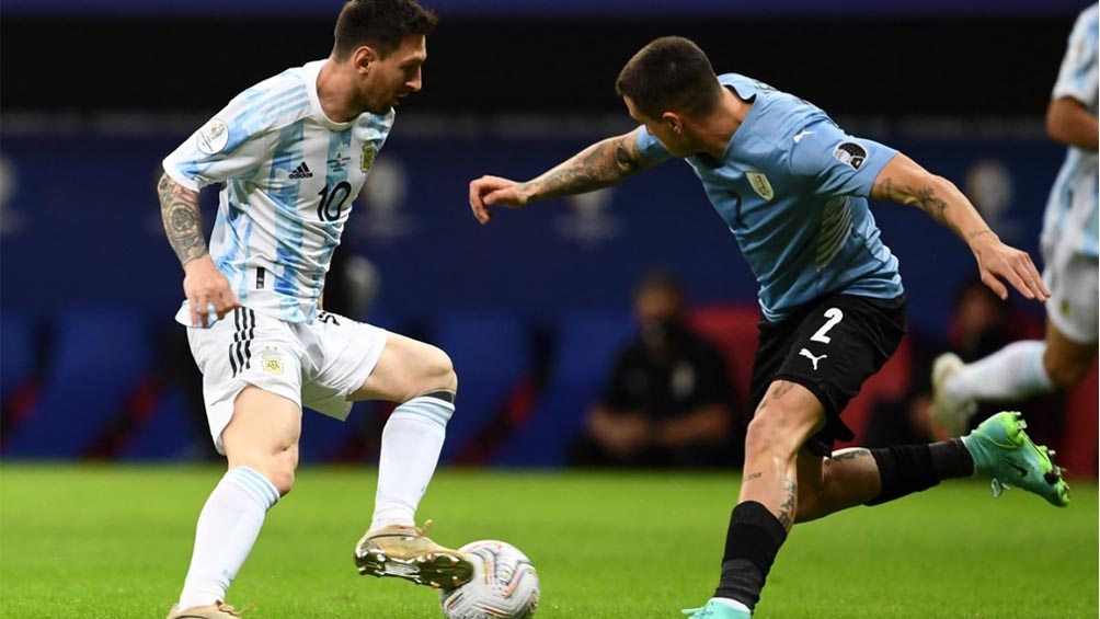 Argentina pone en juego su invicto de 23 partidos ante Uruguay