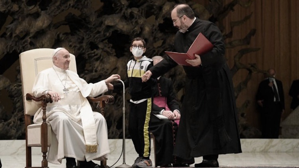 El curioso momento del Papa y un niño que le quiso “robar” el solideo durante la Audiencia