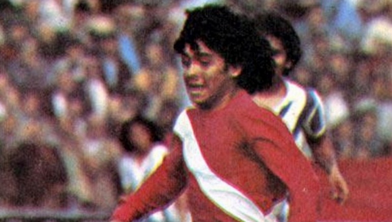 A 45 años del debut de Maradona como futbolista: entró en Argentinos y tiró un caño frente a Talleres