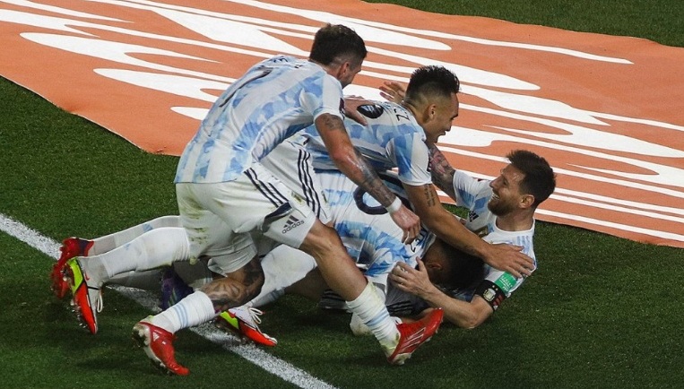Argentina supo sufrir y después goleó a Uruguay por las Eliminatorias