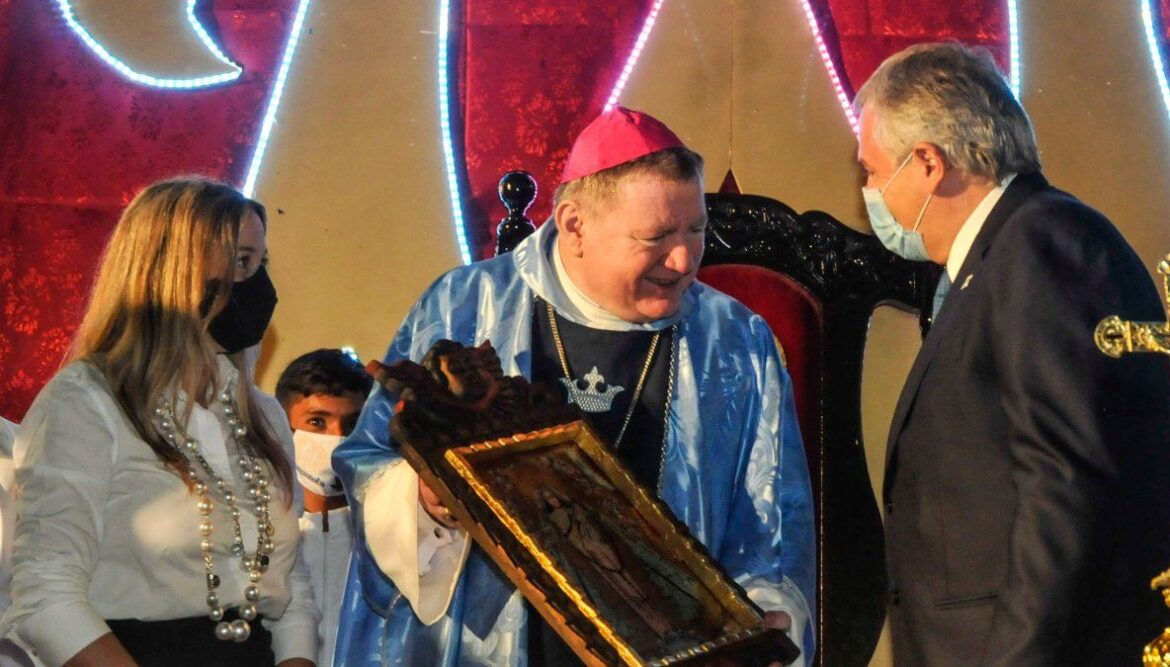 Morales obsequió una pintura de la Virgen del Rosario al Nuncio Apostólico