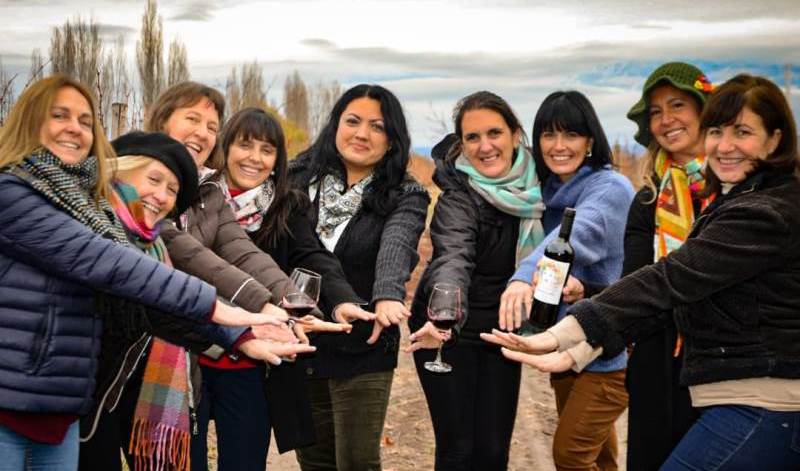 21 mujeres se asociaron y producen un vino con marca propia