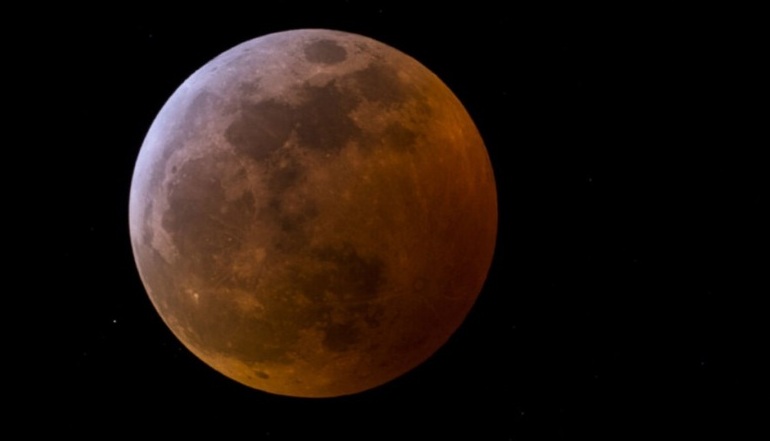 ¿Cómo y dónde ver el eclipse parcial lunar más largo del siglo?