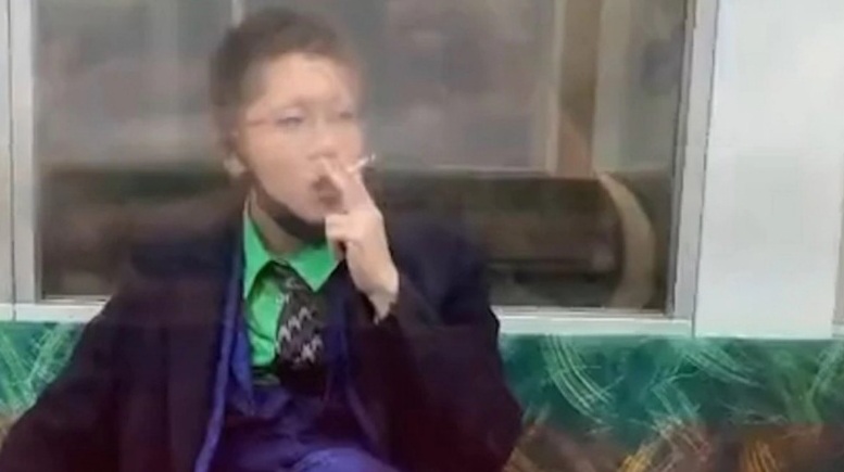 Terror en Tokio: un joven disfrazado de Joker apuñaló a 17 personas en un tren