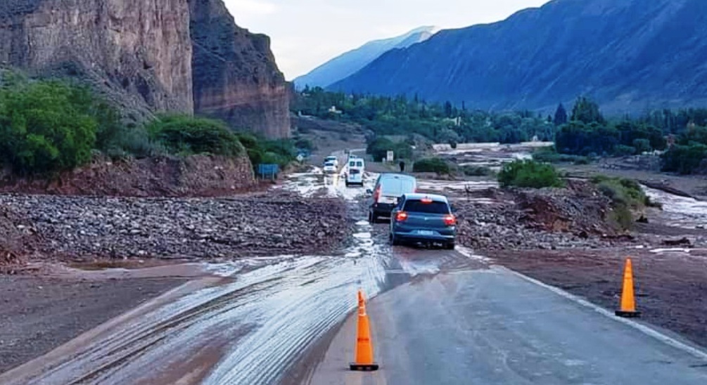 Demoras en la ruta 9 a lo largo de la Quebrada por sedimentos sobre el asfalto