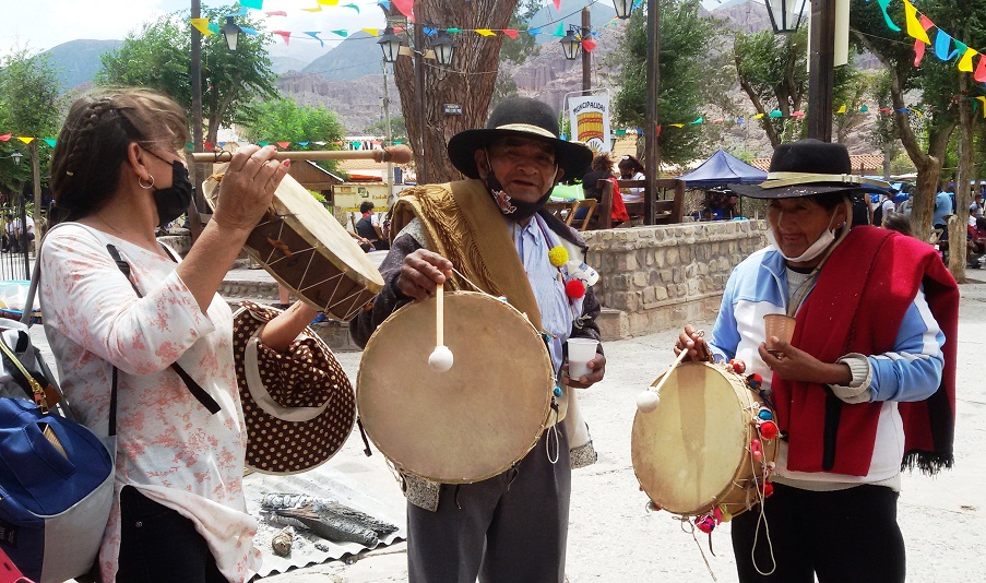 Tradiciones ancestrales y gauchescas en la plaza de Tilcara