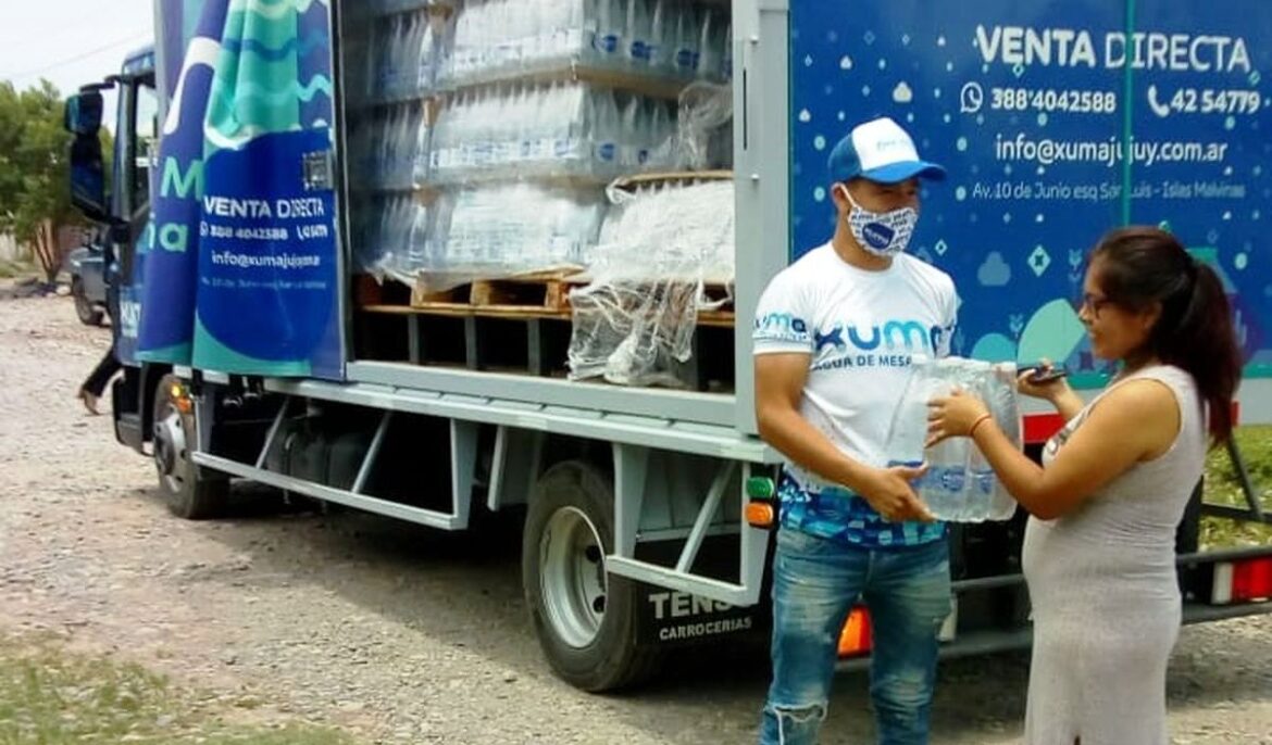 XUMA distribuyó agua embotellada en El Carmen