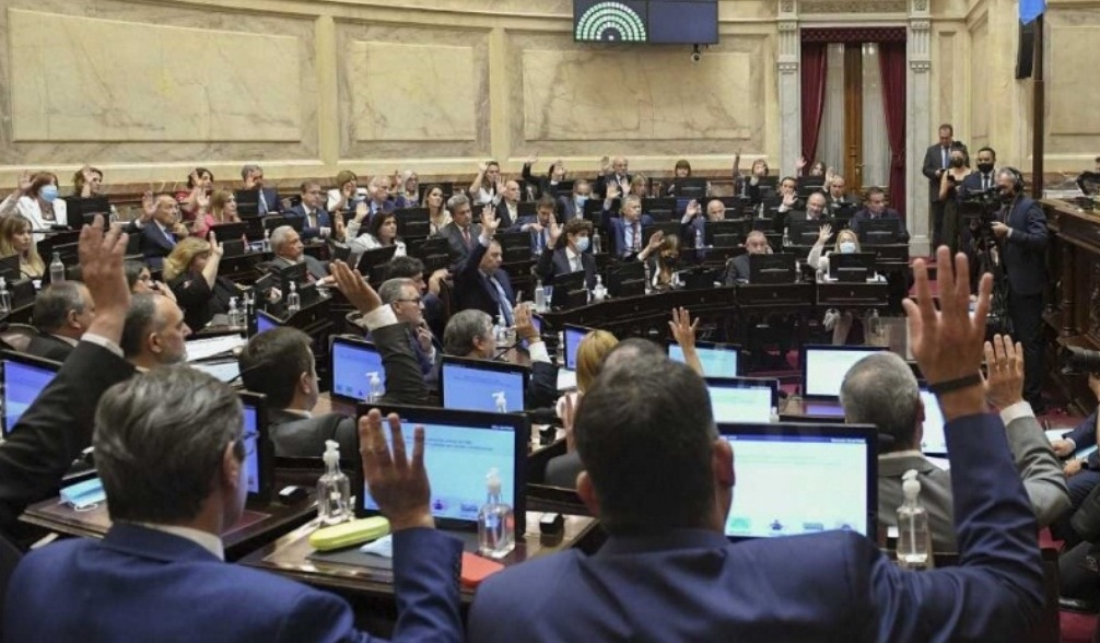 Con apoyo opositor y sin Cristina Kirchner en el recinto, el Senado convirtió en ley el acuerdo del Gobierno con el FMI