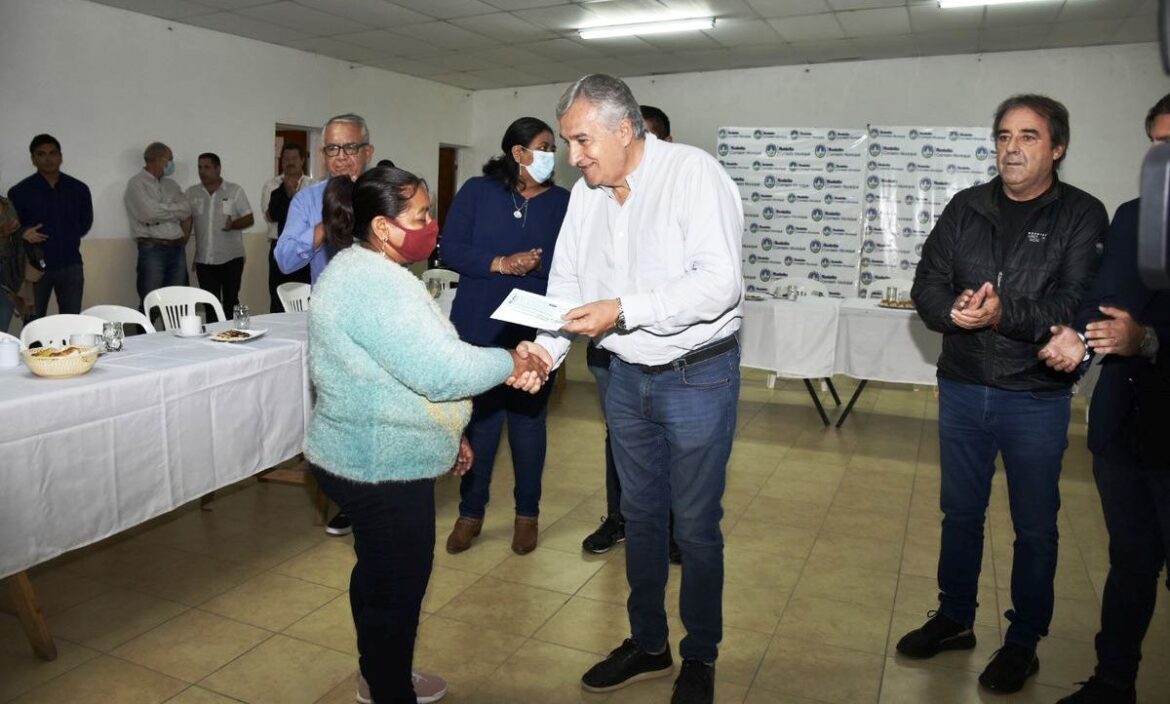Morales con productores y emprendedores de Rodeíto