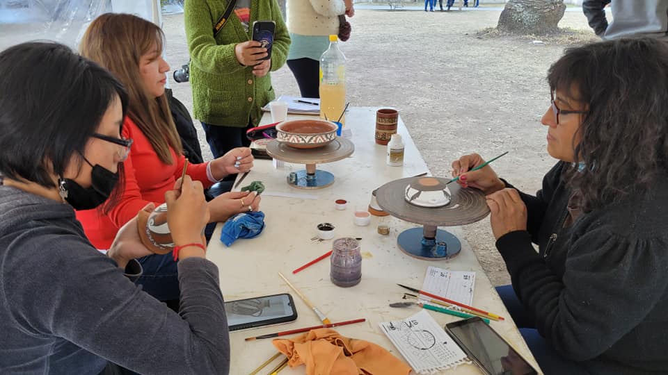 Maestros artesanos jujeños transmiten saberes culturales en plaza España