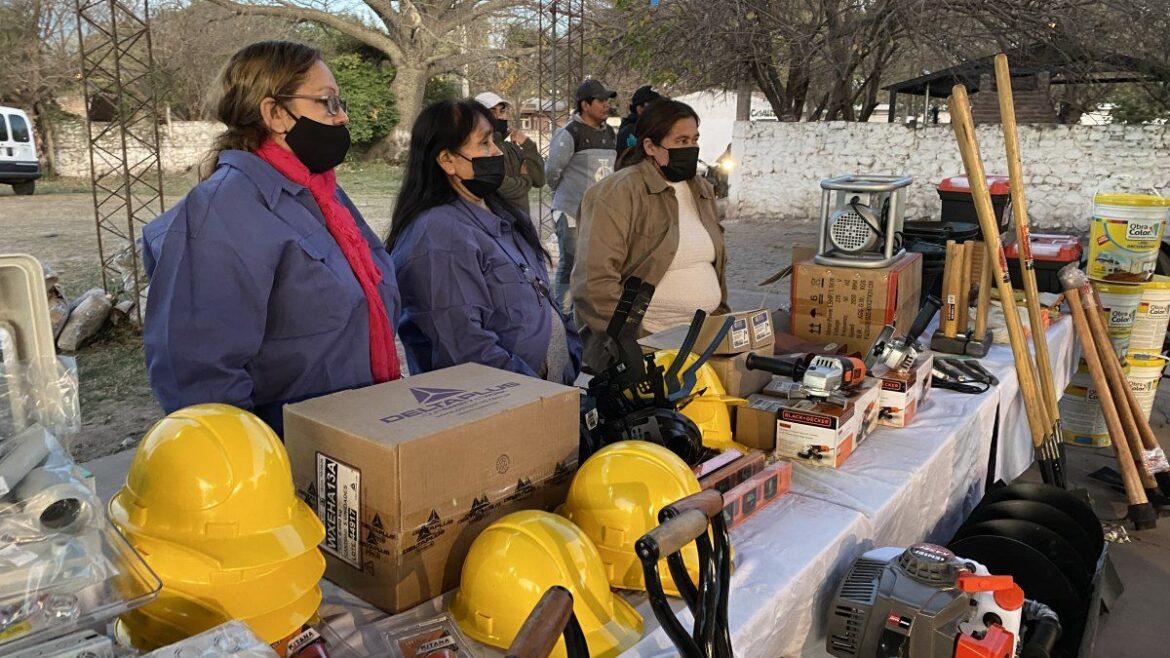 Morales entregó materiales y herramientas de construcción en El Piquete
