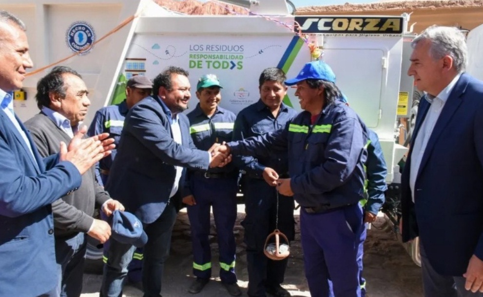 Provincia entregó un camión para la gestión de los residuos a la Comisión Municipal de Purmamarca