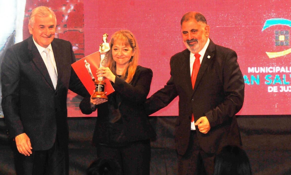 Morales participó en la entrega de los premios San Salvador