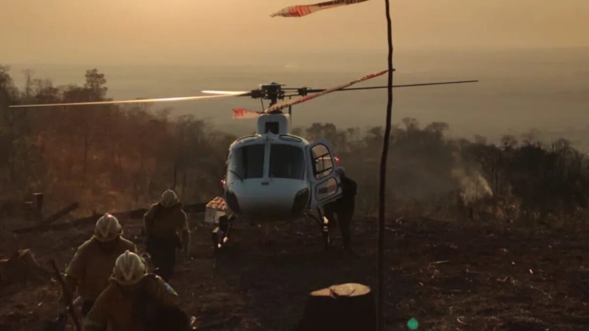 Ardua tarea para contener el incendio forestal en las Yungas