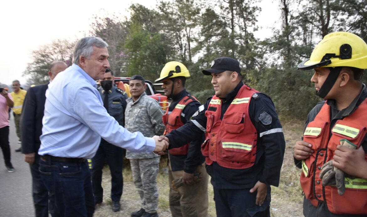 El gobernador recorrió la zona afectada por los incendios
