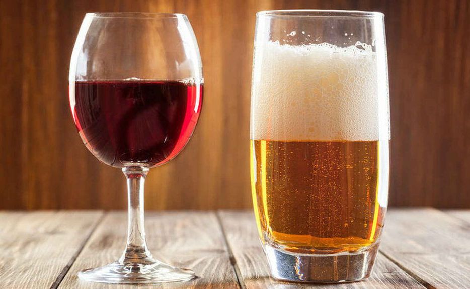 Vino o cerveza: qué bebida nos hace engordar menos y cuál es más saludable