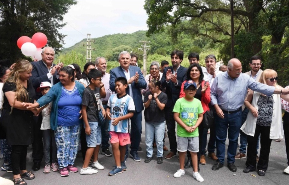 Morales inauguró la pavimentación de una avenida en Lozano
