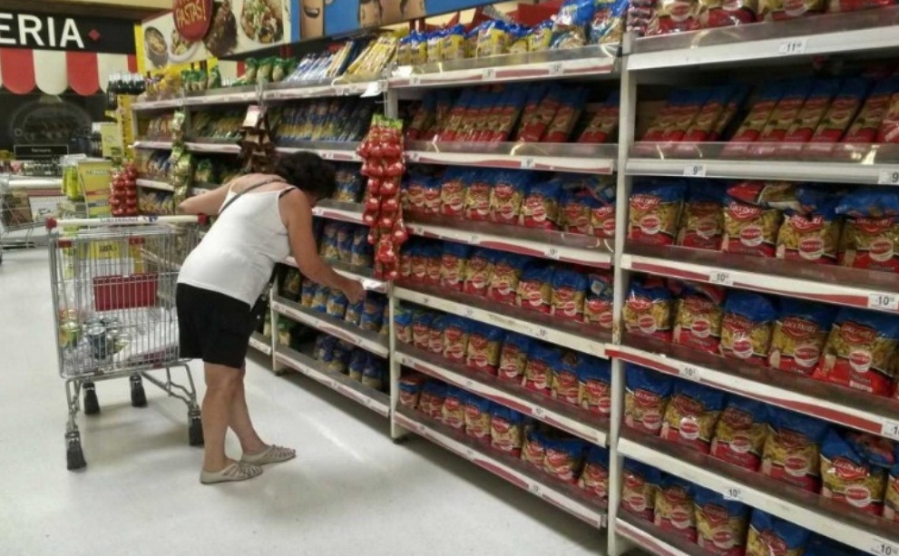 Por la suba de precios, la gente compra menos en comercios de cercanía y opta por supermercados