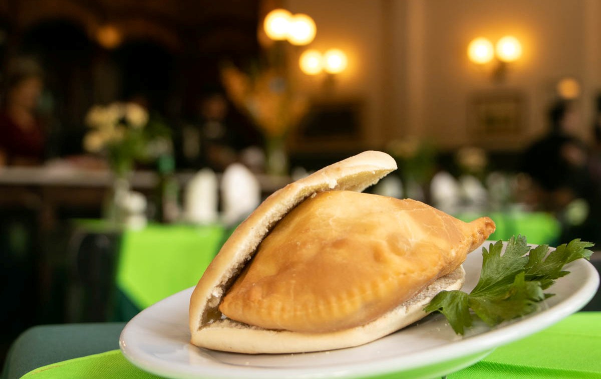 Sándwich de empanada, el plato paraguayo que sorprende a los argentinos