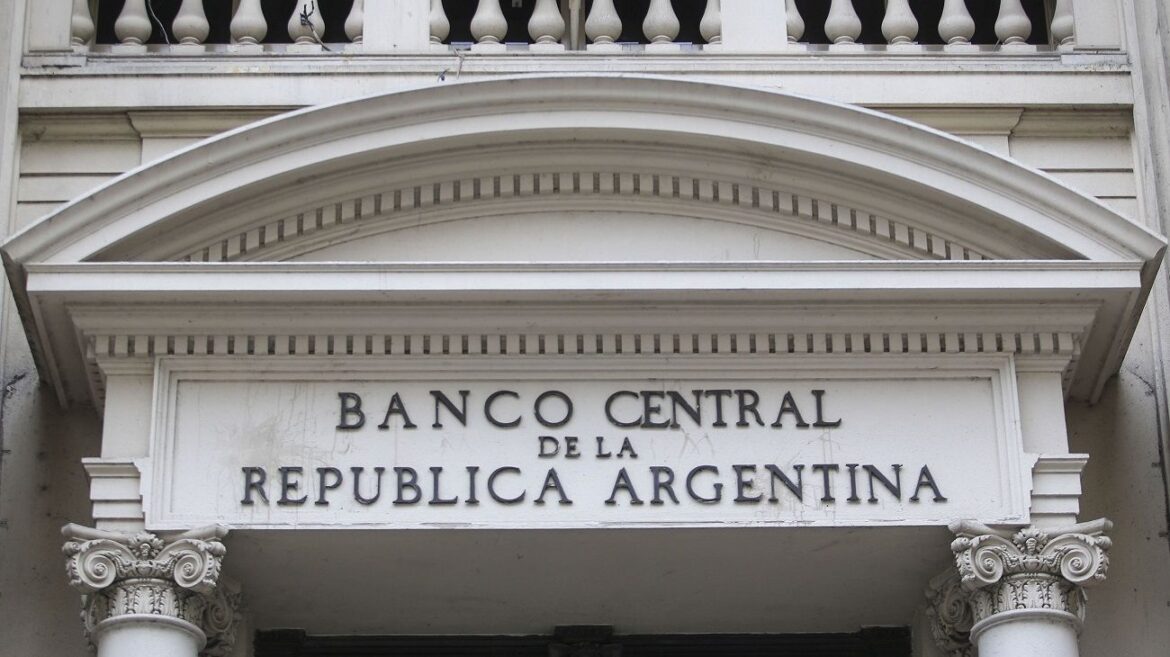 Disparada del dólar: Bancos pidieron US$125 M al BCRA para alimentar las cajas este martes