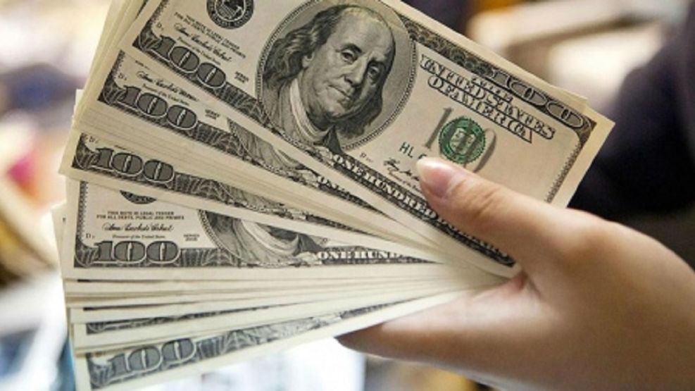 Primera devaluación del dólar oficial: el BCRA lo elevó a $ 438,38, un 9,46%.