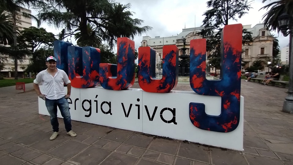 Félix González restauró el corpóreo Jujuy Energía Viva de plaza Belgrano