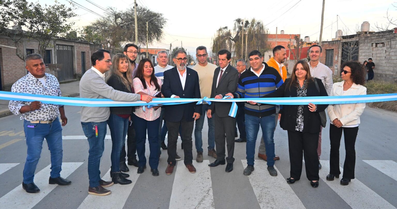 Sadir en la inauguración del pavimento de la avenida Pachamama